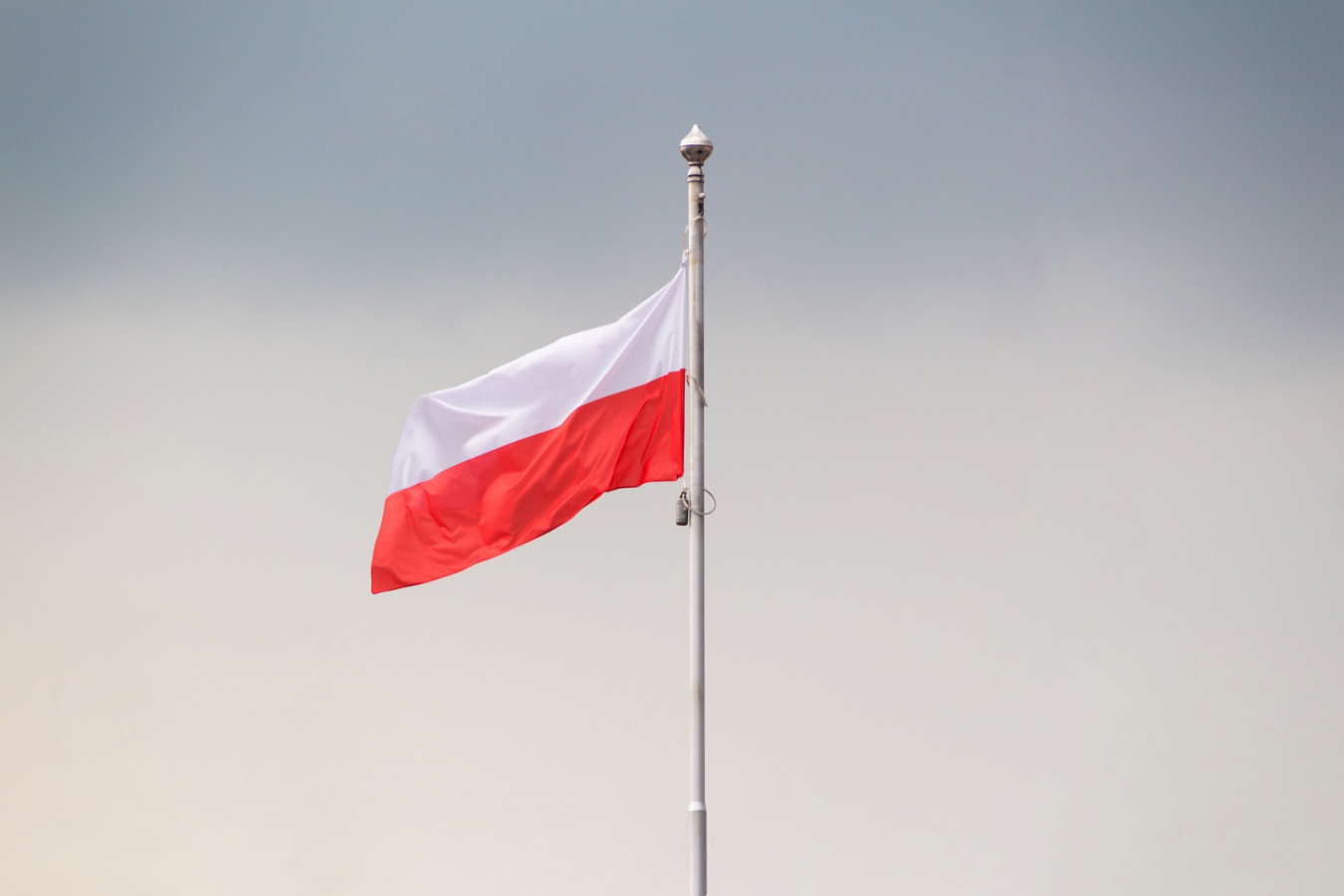 Umowa na instalację masztu z flagą Polski podpisana