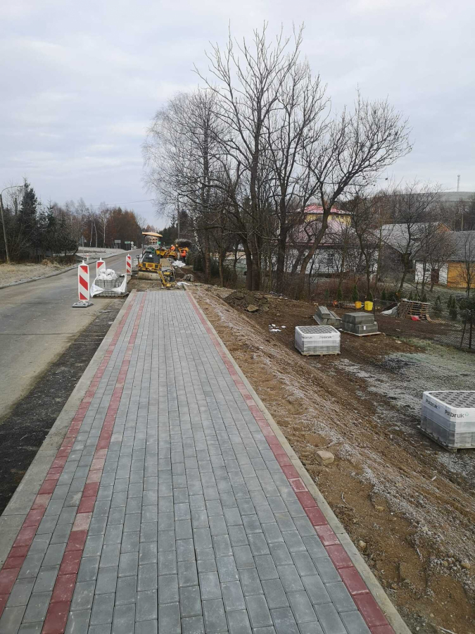 Nowe chodniki wzdłuż drogi wojewódzkiej nr 889 w m. Bukowsko i Nowotaniec