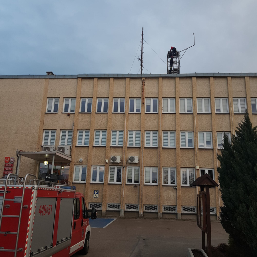 Trwa odbudowa bocianiego gniazda na budynku UG Skołyszyn 