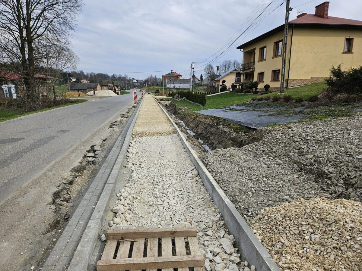 Trwają prace przy budowie chodnika wzdłuż drogi powiatowej Siepietnica - Lubaszowa