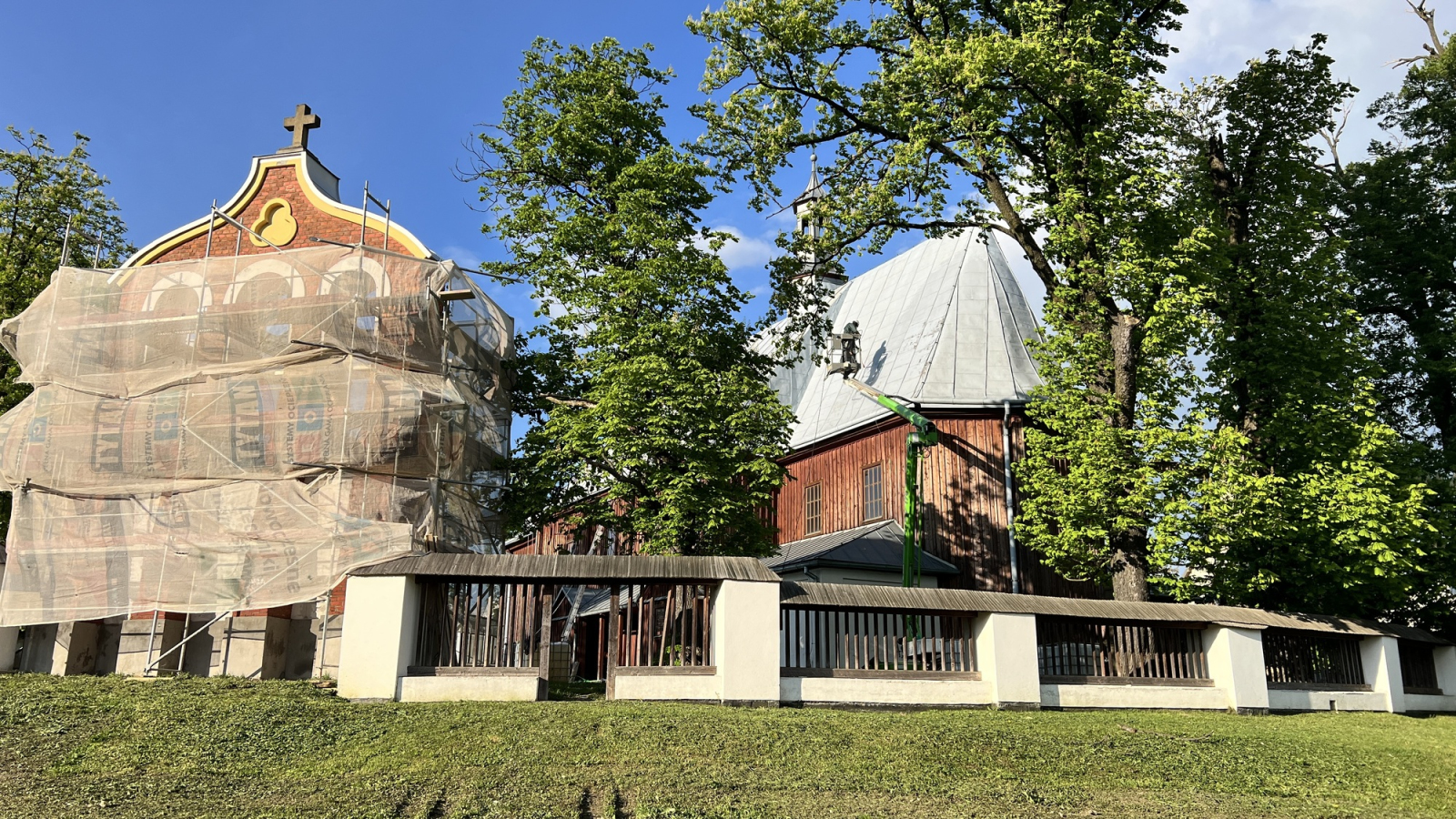Trwa remont dzwonnicy przy zabytkowym kościele w Szebniach