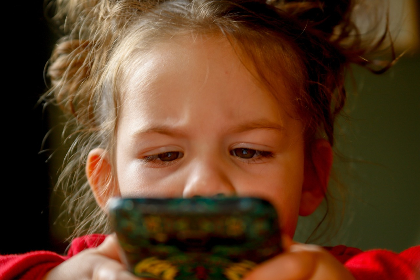 Dziecko a telefon komórkowy. Dlaczego smartfon szkodzi?